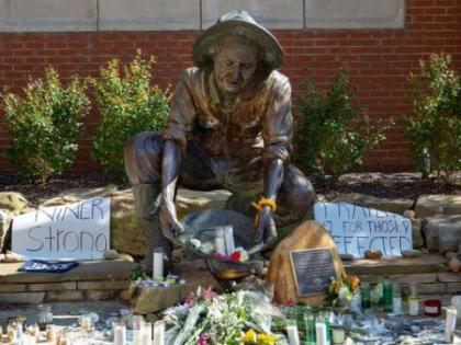 Image of Statue with Memoria around it